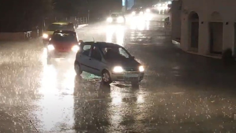 «Άνοιξαν» οι ουρανοί στην Πάρο - Η καταιγίδα μετέτρεψε τους δρόμους σε ποτάμια (Video)