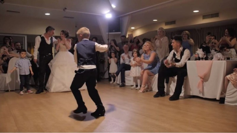 8χρονος πιτσιρικάς χορεύει ζεϊμπέκικο στο γάμο της αδερφής του και τους αφήνει όλους άφωνους (Video)