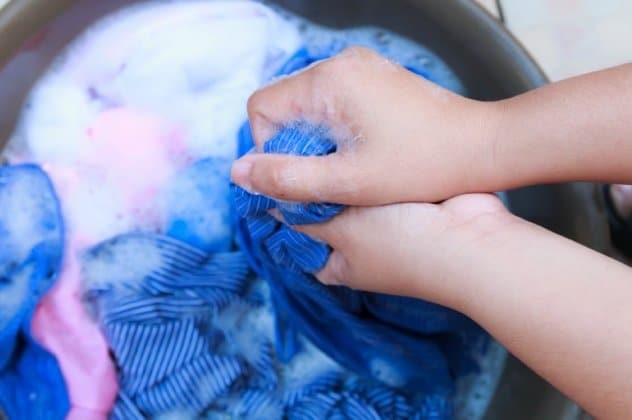 «Απαγορευτικό» από τον Σπύρο Σούλη: 4 λάθη που κάνετε όταν πλένετε ρούχα στο χέρι και πως να τα αντιμετωπίσετε
