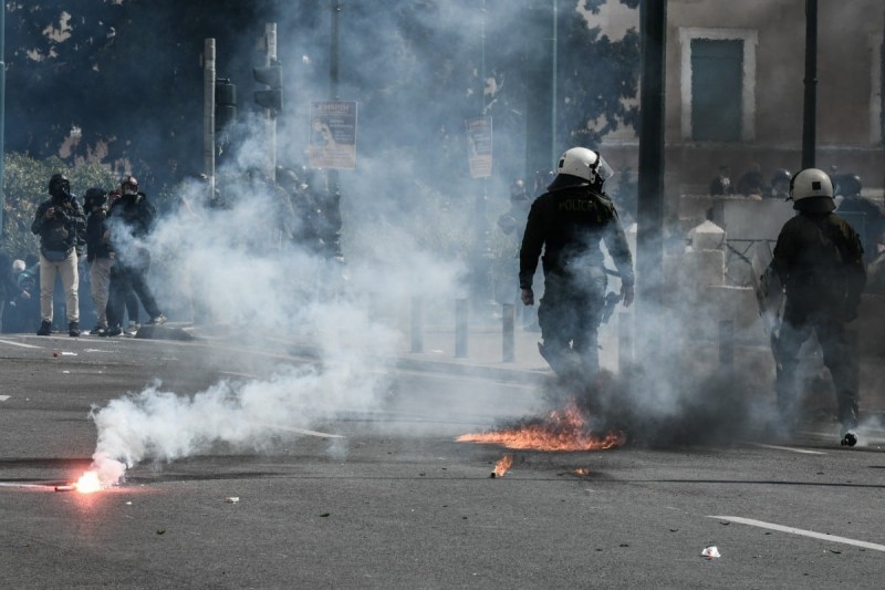 Τέμπη: Νέες συμπλοκές στο Σύνταγμα - Χημικά, κρότου λάμψης και πετροπόλεμος (photos)