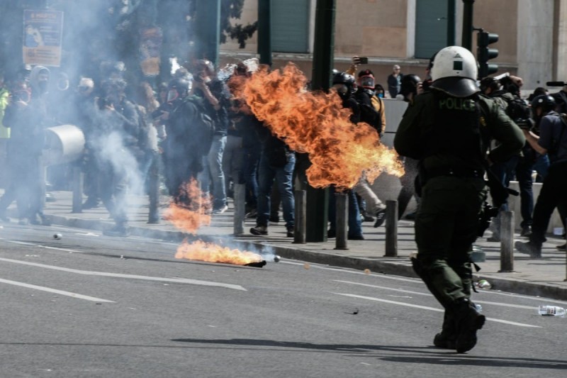 Τέμπη: Νέες συμπλοκές στο Σύνταγμα - Χημικά, κρότου λάμψης και πετροπόλεμος (photos)