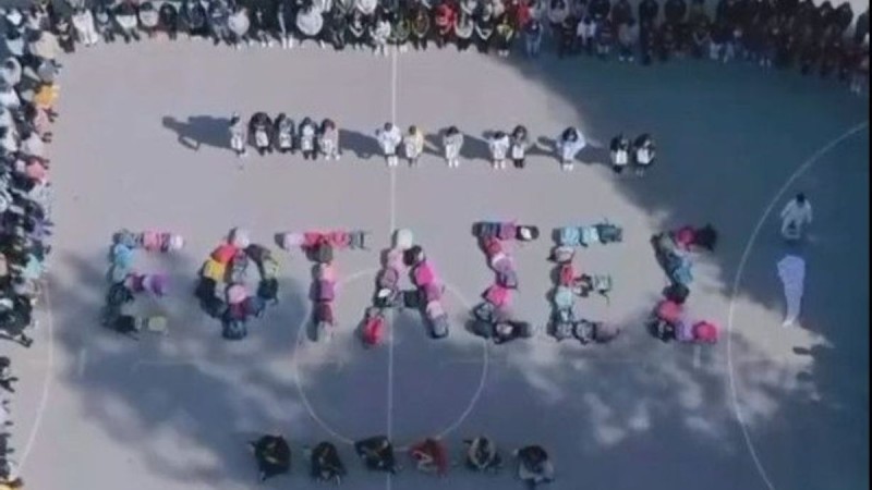 Ανατριχιαστικό βίντεο: «Ραγίζουν» καρδιές οι μαθητές στην Κατερίνη - Τραγουδούν «Στην Κοιλάδα των Τεμπών»