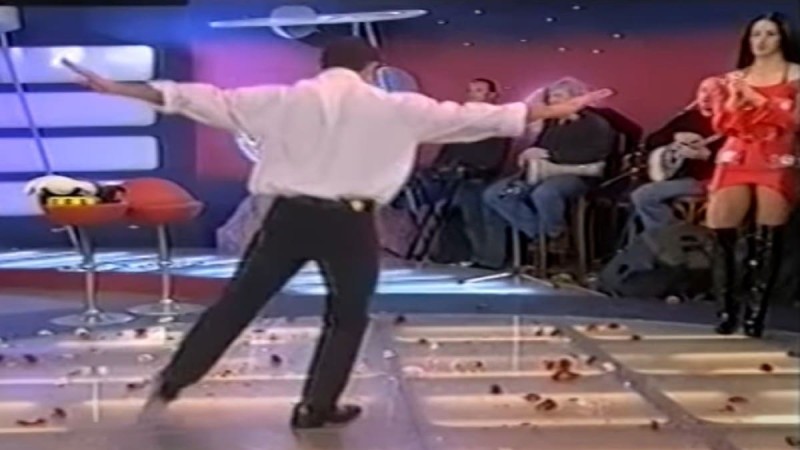 «Καραμπουζουκλής» άντρας χορεύει ζεϊμπέκικο και «τρελαίνει» τους πάντες - Το βίντεο έχει πάνω από 250.000 προβολές!