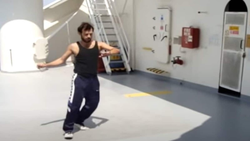 Μερακλίδικο: Αυτό είναι το μάγκικο ζεϊμπέκικο Έλληνα ναυτικού στον Ατλαντικό που τον έκανε διάσημο στο διαδίκτυο