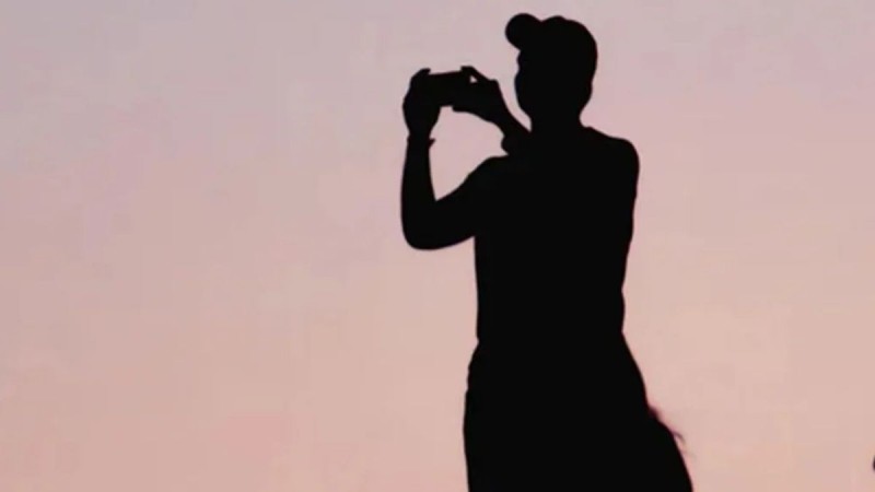 Οφθαλμαπάτη που τρελαίνει: Προς τα που κοιτάζει ο άνδρας που φωτογραφίζει το ηλιοβασίλεμα;