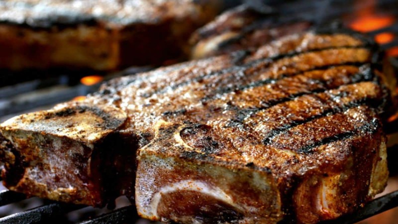 Ζουμερή μπριζόλα: Η συνταγή για το πιο νόστιμο κρέας που γευτήκατε ποτέ - Το μυστικό κρύβεται σε 2 υλικά
