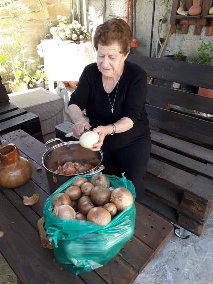 Κρεμμύδια και μαργαρίτες για το βάψιμο των Πασχαλινών αυγών: Τα μυστικά της γιαγιάς για το τέλειο χρώμα!