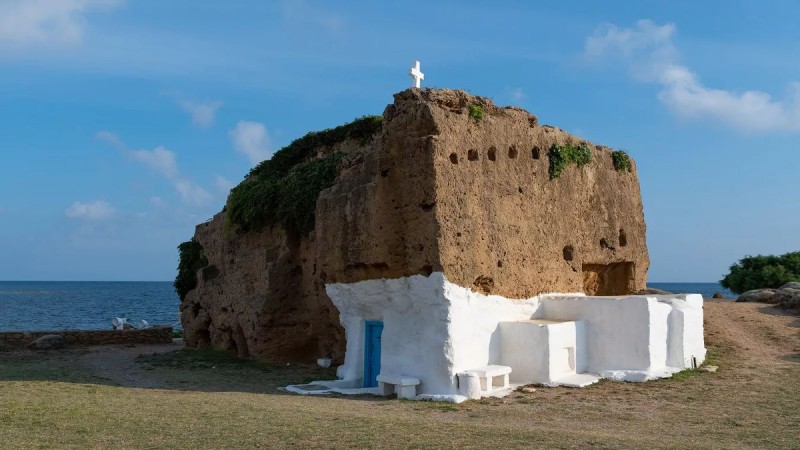 Το άγνωστο εκκλησάκι των Σποράδων που έχει σκαλιστεί κυριολεκτικά πάνω σε βράχο (video)