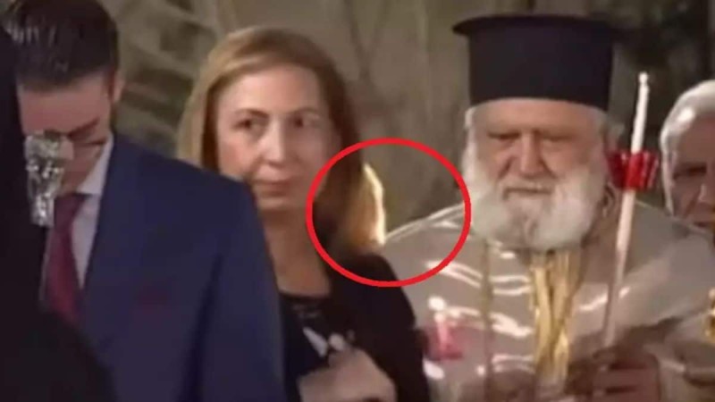 «Λαμπάδιασε» η Μαριλίζα Ξενογιαννακοπούλου - Πήραν φωτιά τα μαλλιά της και σώθηκε με την βοήθεια ιερέα (video)