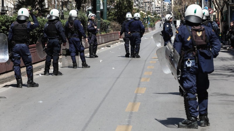 Χαμός έξω από την ΑΣΟΕΕ: Βίντεο ντοκουμέντο από τη στιγμή που ο αστυνομικός πυροβολεί στον αέρα