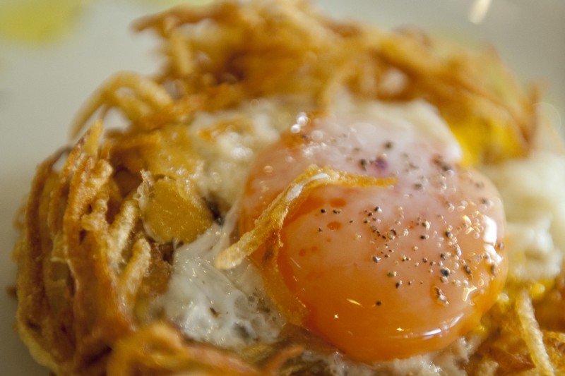 Δεν είναι ένα απλό αυγό μάτι: Η εναλλακτική συνταγή για αυγά με πατάτες τηγανητές που θα σας τρέξουν τα σάλια