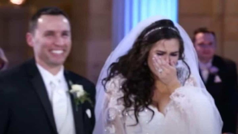 Γαμπρός και νύφη ξεκινούν να χορεύουν - Τότε σταματάει η μουσική και η νύφη βάζει τα κλάματα... με τη συνέχεια να σοκάρει (Video)