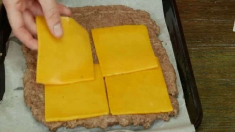 Απλώνει κιμά πάνω στη λαδόκολλα και τον σκεπάζει με τυρί - Μόλις δείτε τι καταφέρνει, θα τρέξετε να το κάνετε!