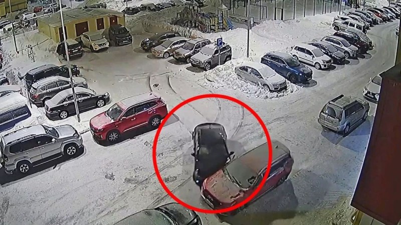 Έπαιρνε ζωές: Κρυφή κάμερα απαθανατίζει μεθυσμένη οδηγό να συγκρούεται με 7 οχήματα σε υπαίθριο πάρκινγκ (video)