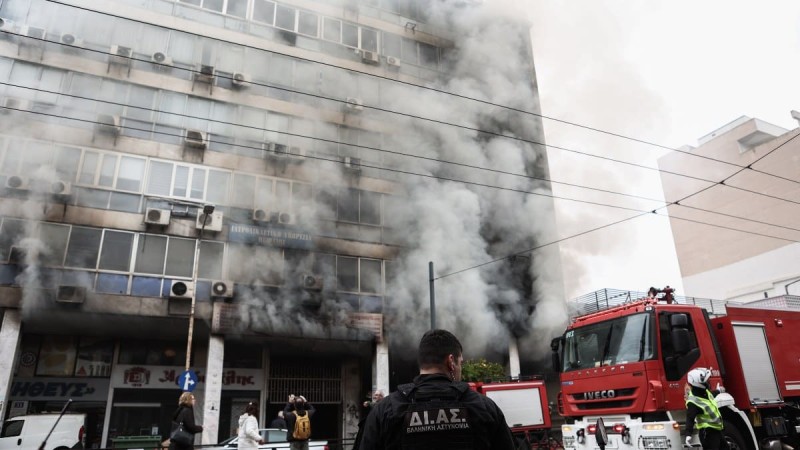 Συναγερμός στον Πειραιά: Φωτιά σε πολυκατοικία!