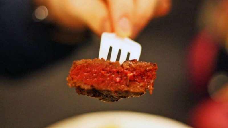 Το γνωρίζουν μόνοι οι σεφ: Ο λόγος που δεν πρέπει να τρυπάμε το κρέας με πιρούνι όταν το μαγειρεύουμε