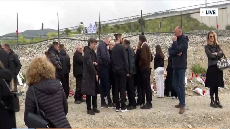 Τέμπη: 40 μέρες από την τραγωδία με τους 57 νεκρούς - Σπαρακτικές στιγμές στο μνημόσυνο που τελέστηκε στο σημείο της σύγκρουσης των τρένων (Video)