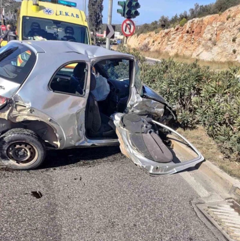 Θανατηφόρο τροχαίο στη Λεωφόρο Βάρης Κορωπίου: Αυτοκίνητο παραβίασε το κόκκινο, νεκρή μία 76χρονη