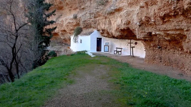 Παράξενο και σπάνιο: Τα δύο εκκλησάκια της Ελλάδα που βρίσκονται κρυμμένα σε γιγάντια τρύπα