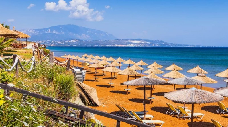 Η πολυβραβευμένη «κόκκινη» παραλία της Ελλάδας με την ιδιαίτερη αμμουδιά και το φυσικό «spa»