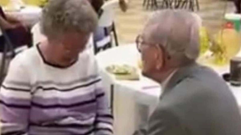 92χρονος παππούς γονατίζει μπροστά στην γιαγιά που είναι μαζί για 50 χρόνια - Αυτό που ακολουθεί, ραγίζει καρδιές