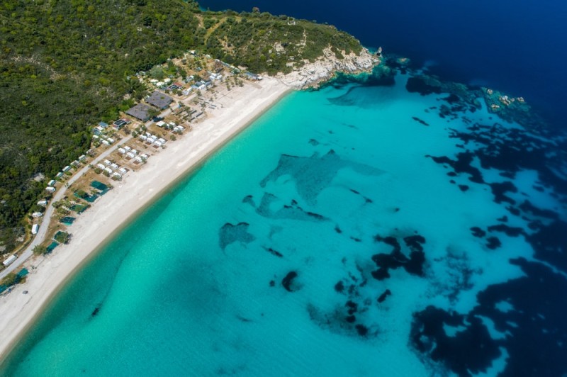 Βγαλμένη από όνειρο: Η πολυβραβευμένη ελληνική παραλία με την κρυστάλλινη θάλασσα και την ολόλευκη αμμουδια