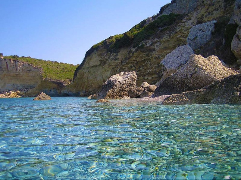 Το άγνωστο «διαμαντάκι» του Ιονίου: Το νησάκι στην άκρη της Ελλάδας με τα τιρκουάζ νερά και τα μοναδικά τοπία