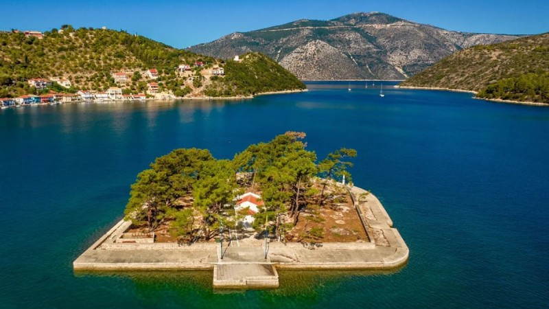 Ο άγνωστος «θησαυρός» του Ιονίου: Το πευκόφυτο ελληνικό νησί με το γραφικό εκκλησάκι που θα ήθελε να παντρευτεί κάθε ζευγάρι