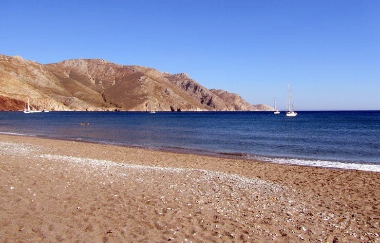 Παράδεισος: Η απέραντη παραλία με τα κόκκινα βράχια και τα μαγικά νερά που θα βιώσεις την απόλυτη ηρεμία