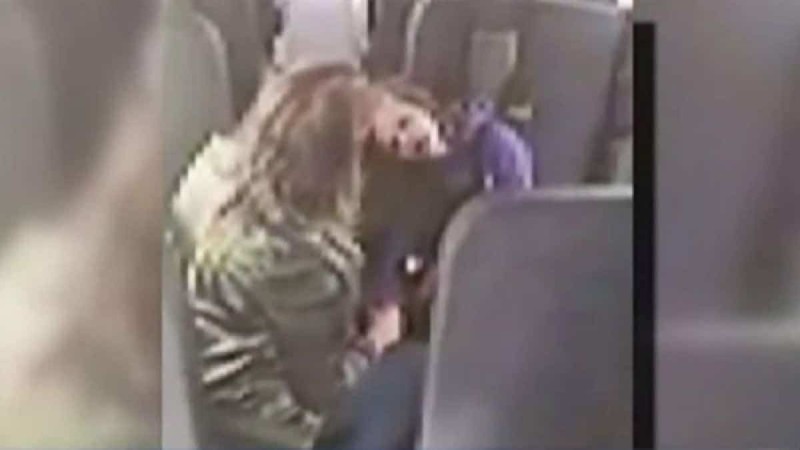Κρυφή κάμερα κατέγραψε γυναίκα να ακουμπά παιδί στο λεωφορείο