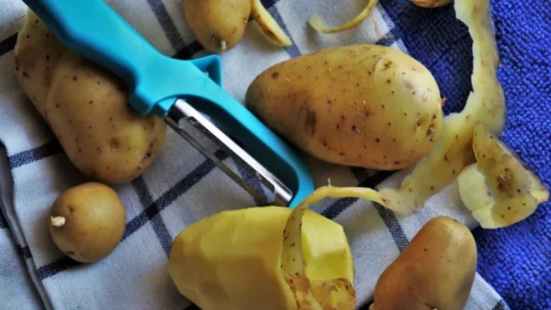 «Παιχνιδάκι» οι πατάτες: Πεντανόστιμο και γρήγορο σνακ με φλούδες που περίσσεψαν