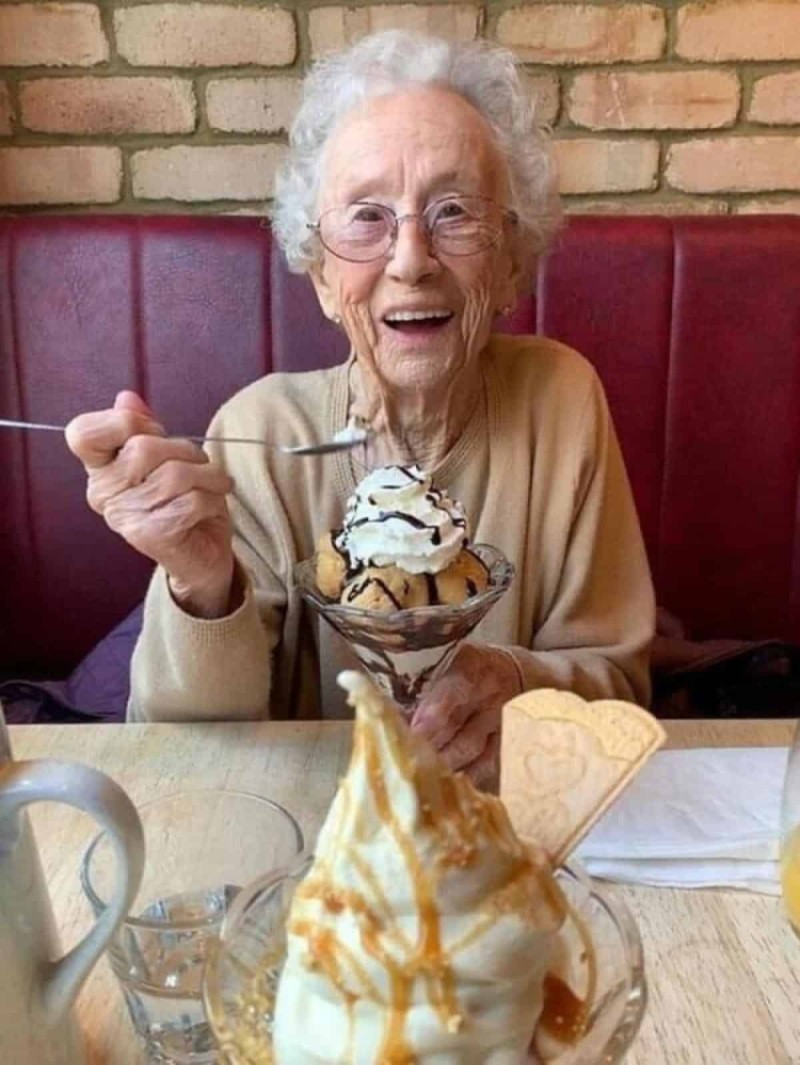 Γιαγιά 70 χρόνια μετά τον γάμο της