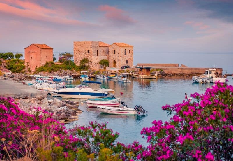 Το καλοκαίρι δεν είναι μόνο για νησιά: 5 πανέμορφα χωριά στην Πελοπόννησο δίπλα στη θάλασσα