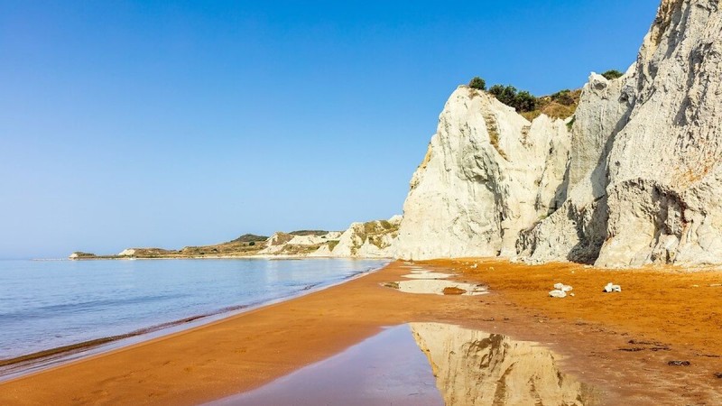 Η πολυβραβευμένη «κόκκινη» παραλία της Ελλάδας με την ιδιαίτερη αμμουδιά και το φυσικό «spa»