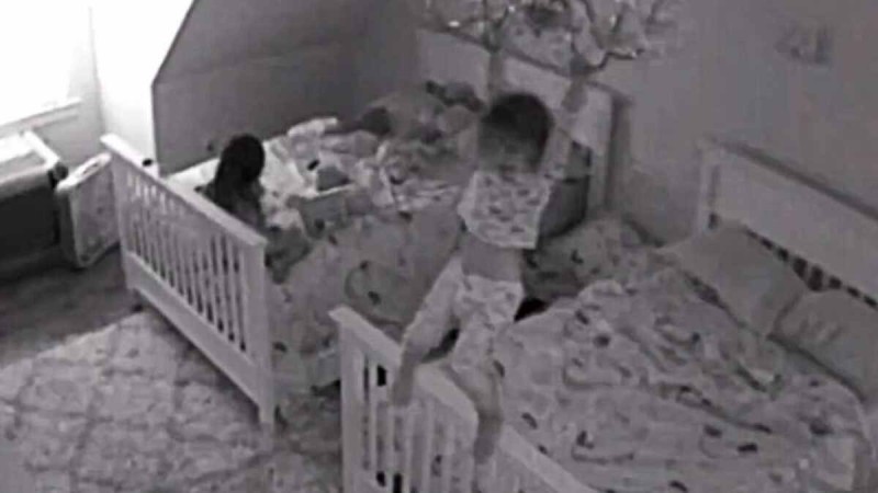 Δεν το πίστευαν: Γονείς τοποθέτησαν κρυφή κάμερα στο παιδικό δωμάτιο κι έπαθαν σοκ με αυτό που είδαν (video)