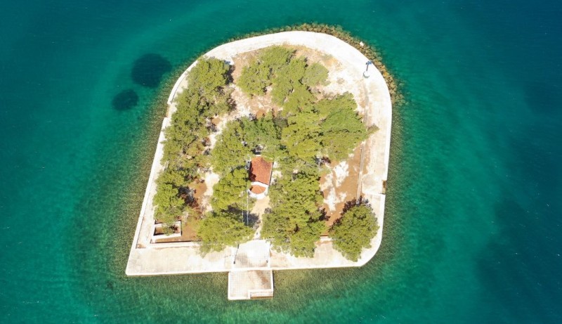 Ο άγνωστος «θησαυρός» του Ιονίου: Το πευκόφυτο νησάκι με το γραφικό εκκλησάκι που θα ήθελε να παντρευτεί κάθε ζευγάρι