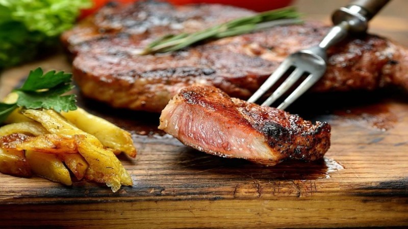 «Μπαμπάτσικες» μπριζόλες: Το μυστικό για να παραμένει το κρέας ακαταμάχητα ζουμερό και αφράτο