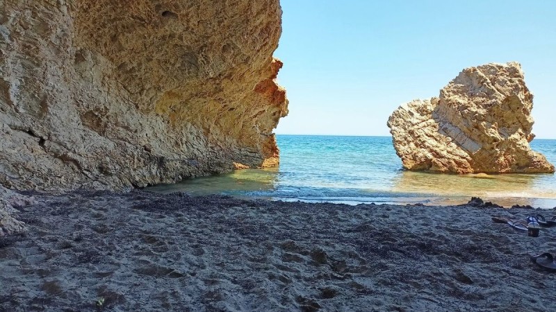 Σαν ένα φυσικό «κλιματιστικό»: Η πανέμορφη δροσερή παραλία της Πελοποννήσου που δεν την πιάνει ποτέ ζέστη