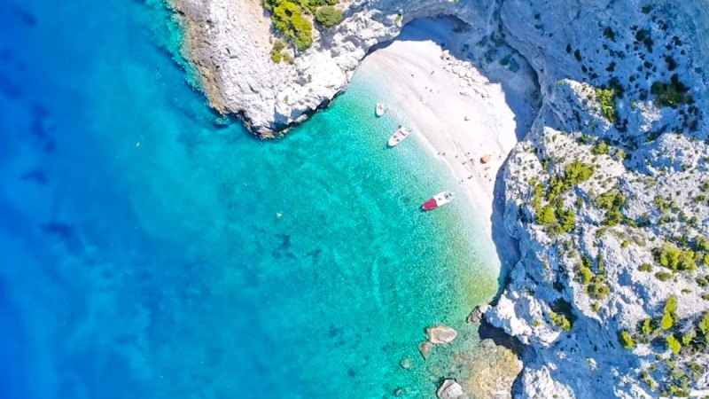 Είναι 1,5 ώρα από την Αθήνα και θυμίζει Επτάνησα: Η ιδιαίτερη παραλία με τα γαλαζοπράσινα νερά ιδανική και για μονοήμερες εκδρομές