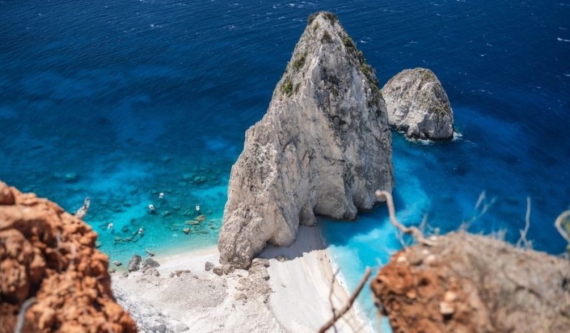 Πλασμένη για παραμύθι: Η παραλία ελληνικού νησιού με την εξωπραγματική λευκή αμμουδιά και τα τιρκουάζ νερά που μαγεύουν