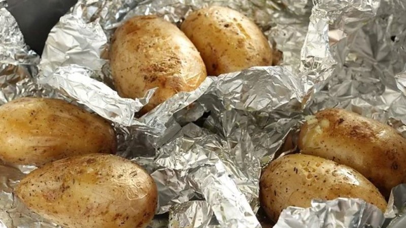Πατάτα που ζεματάει: Το πιο νόστιμο φαγητό που ψήνεται σε αλουμινόχαρτο