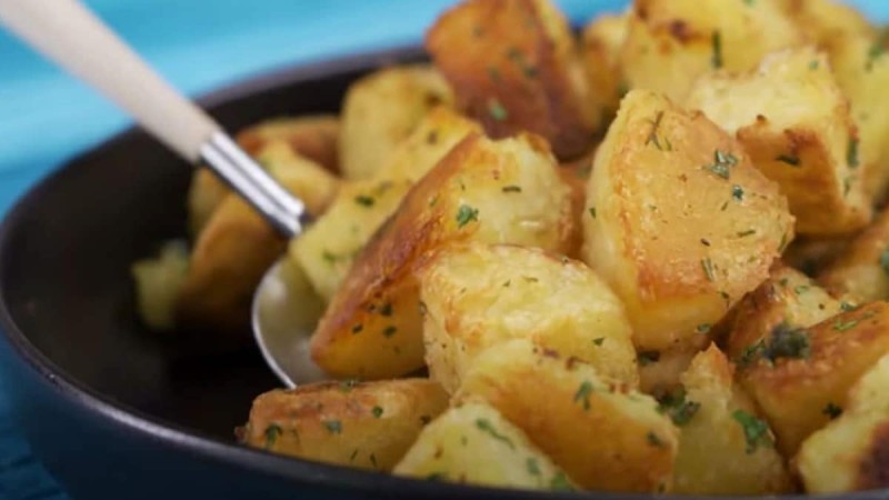 Πατάτες φούρνου σαν λουκούμι: Με σκόρδο και δεντρολίβανο για ένα τέλειο πιάτο