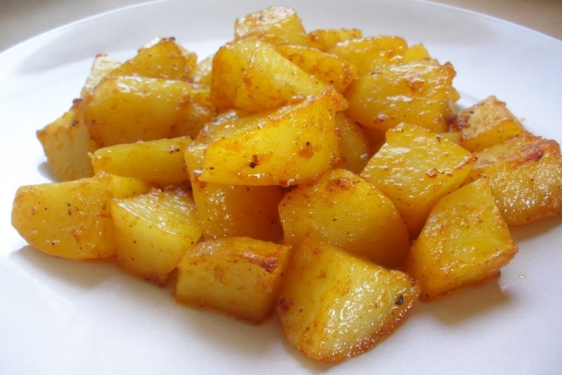 Πατάτες φούρνου σαν λουκούμι: Με σκόρδο και δεντρολίβανο για ένα τέλειο πιάτο