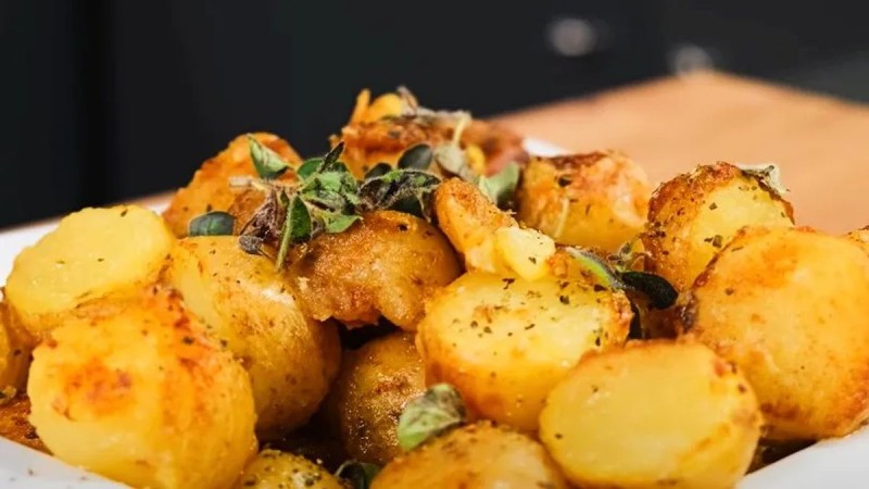 Σκορδάτες πατάτες φούρνου: Το μυστικό στο ψήσιμο για να γίνουν super τραγανές και λαχταριστές