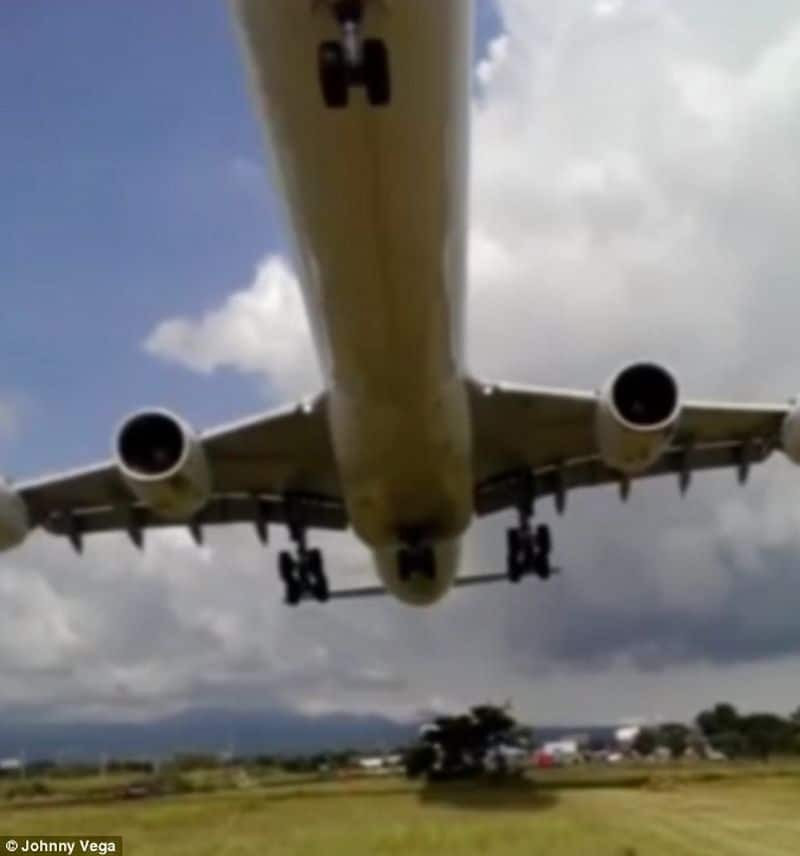 Τρόμος στον αέρα! Αεροπλάνο περνά ξυστά πάνω από οδηγούς αυτοκινήτων κατά τη διάρκεια προσγείωσης
