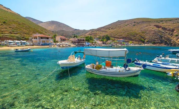 Ένας κρυμμένος «παράδεισος»: Το παραθαλάσσιο χωριό της Μάνης με την εντυπωσιακή παραλία και τα εξωπραγματικά νερά