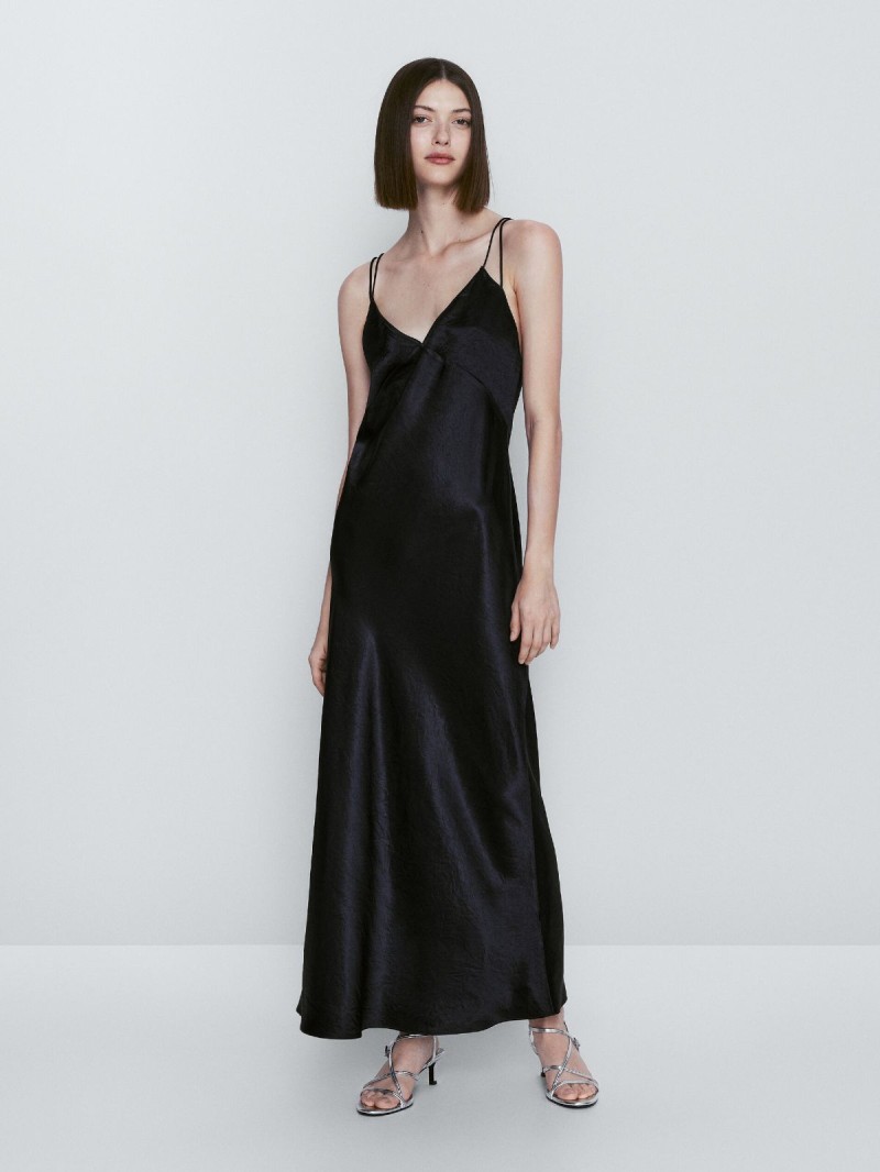 Το slip dress από τα Massimo Dutti είναι το must-have item του καλοκαιριού