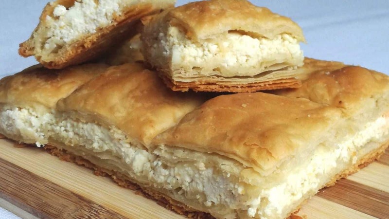 Συνταγή για τυρόπιτα από το σεντούκι της γιαγιάς: Η πιο απολαυστική τραγανή πίτα που «μυρίζει» σπιτική θαλπωρή