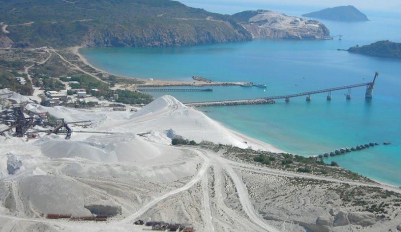 Ένας φυσικός «παράδεισος»: Το ελληνικό νησί του Αιγαίου με την γκρι αμμουδιά και τα ζαφειρένια νερά που παραδίνεσαι από το πρώτο λεπτό