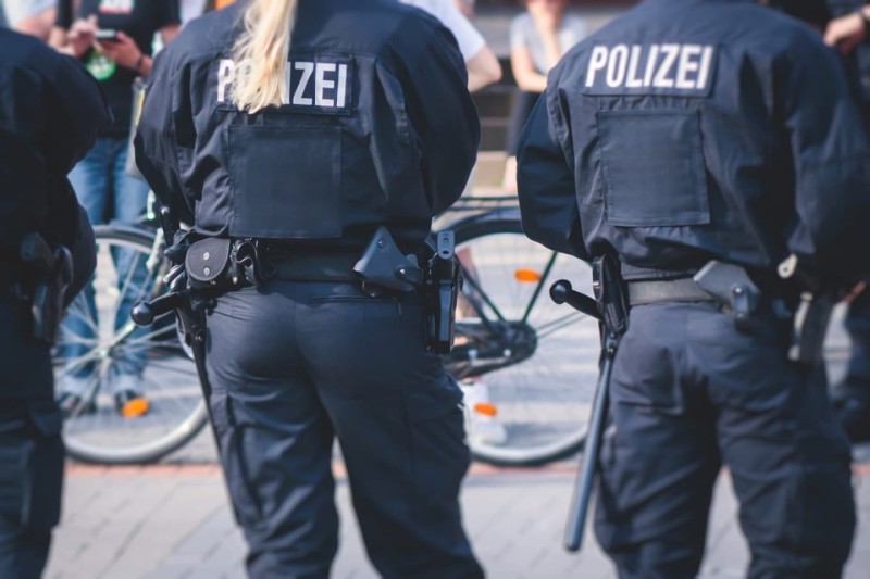 Συναγερμός στο Βερολίνο: Ένοπλος εισέβαλε σε σχολείο